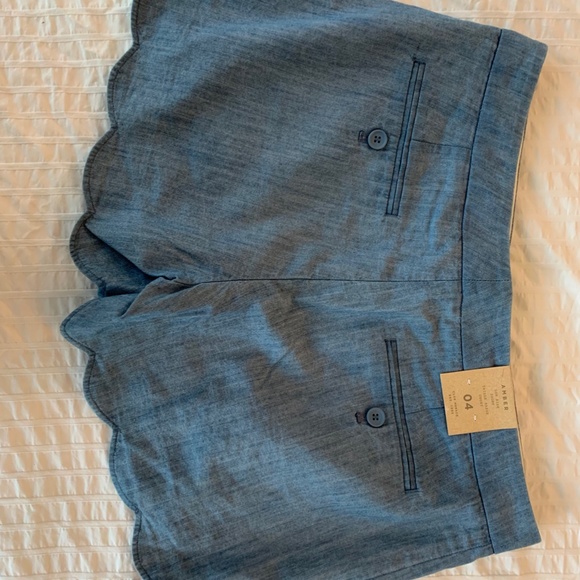 Club Monaco Amber Low Rise Shorts with Scalloped Edge - Picture 3 of 4